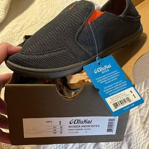 OluKai Nohea mesh little boys dark shadow/blaze shoes, size 1. New with tags.